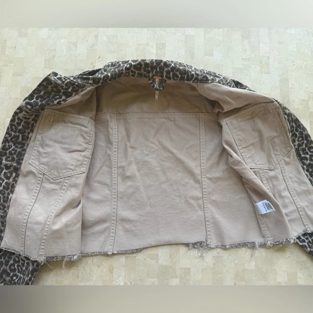 Free People Leopard Print Denim Jacket Raw Hem Button Up Trucker Style Women XS - Picture 9 of 11